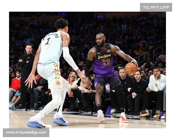 詹姆斯场边观战湖人,指导年轻球员战术跑位