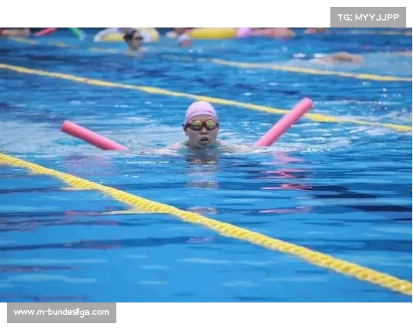 黑龙江财经学院游泳比赛现场观众呐喊助威,水花与激情交织